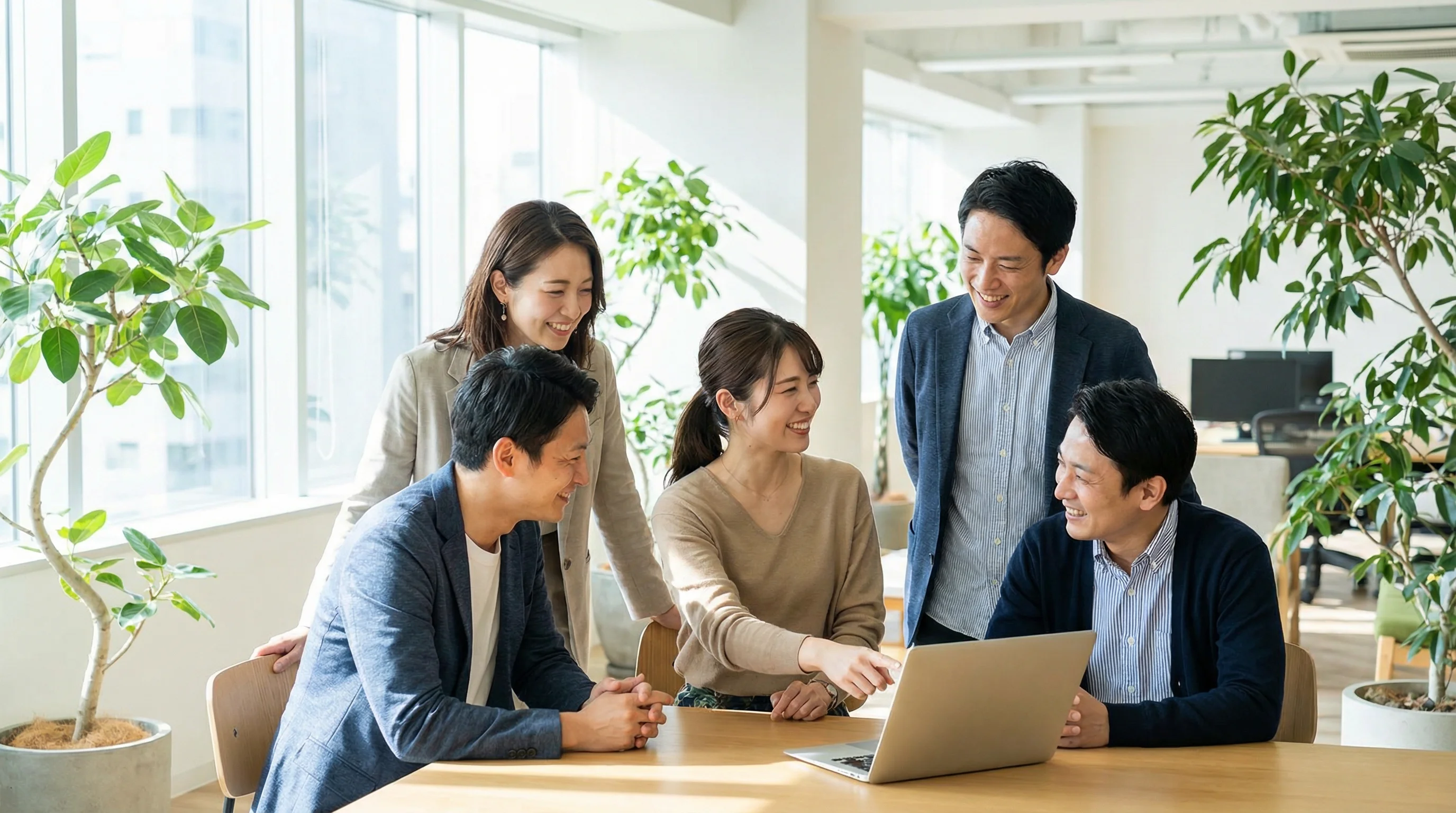 チームで協力するビジネスパーソン